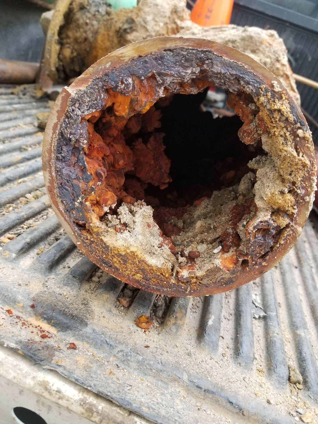 Corrosión severa y oxidación en tubería antigua liberando metales pesados al agua del grifo